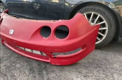 Honda integra type R ukdm front bumper available in good condition.